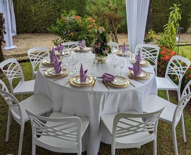 Chaises blanches design pour cérémonie