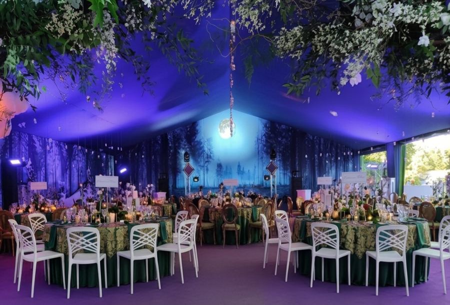 Mariage en extérieur, famille et invités réunis