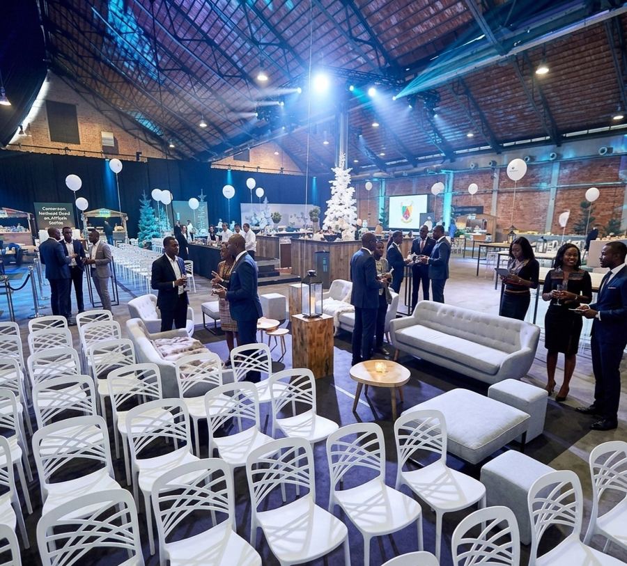 Espace lounge avec canapés et chaises blanches, ballons